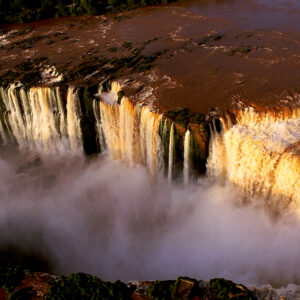 Au milieu de la forêt tropicale, les chutes Iguaçu. Argentine.