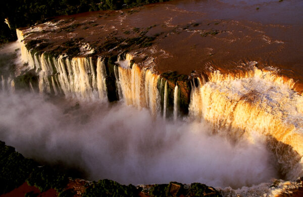 Au milieu de la forêt tropicale, les chutes Iguaçu. Argentine.