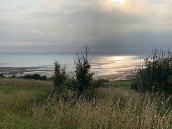 En matinée sur le port artificiel d'Arromanches